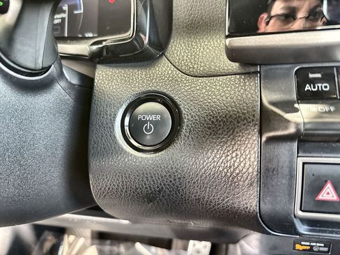 Used 2025 Toyota Camry SE image 9