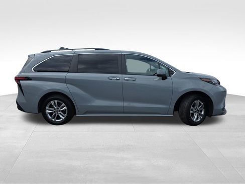 Used 2022 Toyota Sienna XLE Woodland Edition AWD/4WD image 10