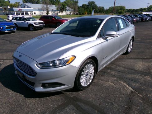 Used 2014 Ford Fusion SE FWD image 2