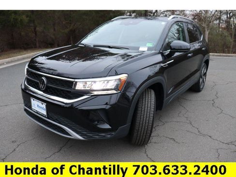 Used 2024 Volkswagen Taos SE image 3