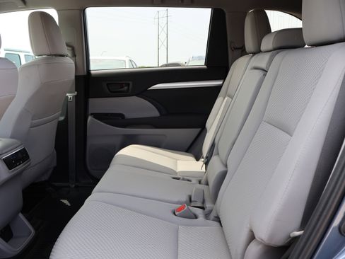 Used 2019 Toyota Highlander LE FWD image 17