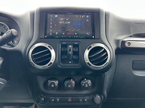 Used 2017 Jeep Wrangler Unlimited Sahara w/ Connectivity Group image 6