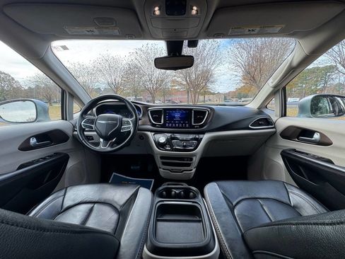 Used 2017 Chrysler Pacifica Touring-L image 19