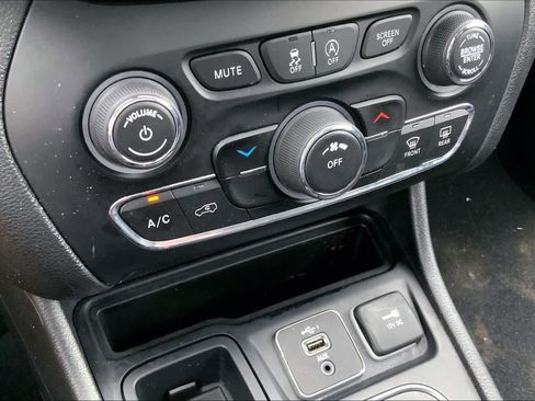 Used 2019 Jeep Cherokee Latitude Plus FWD image 34