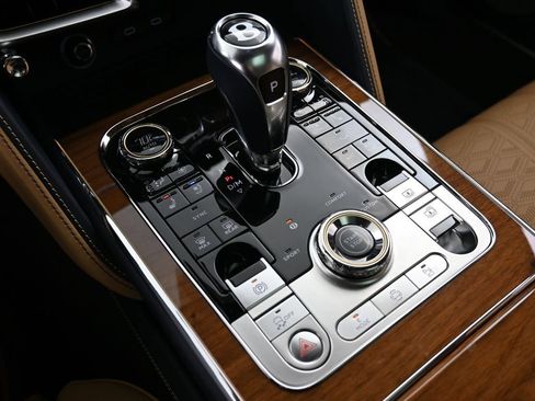 Used 2025 Bentley Flying Spur Plug-In Hybrid AWD/4WD image 26