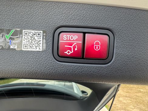 Used 2025 Mercedes-Benz GLC 350e 4MATIC image 26