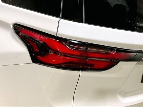 Used 2023 Chevrolet Traverse LT image 8