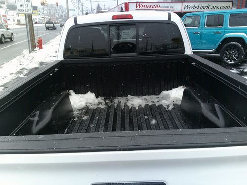 Used 2018 Toyota Tacoma SR image 8