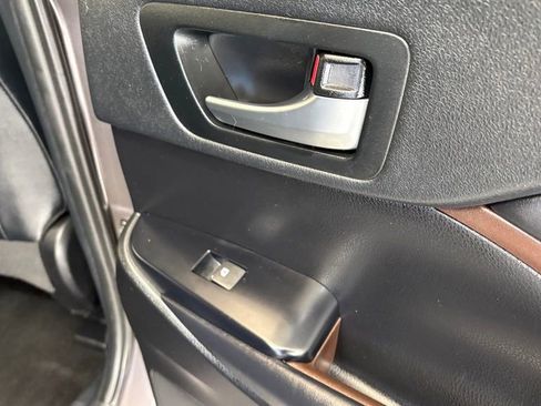 Used 2019 Toyota Highlander AWD V6 image 27