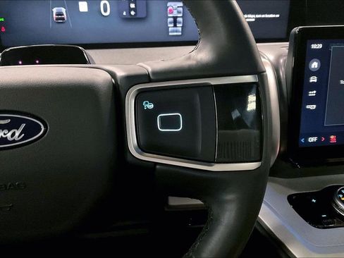 Certified 2025 Ford Expedition Active image 18