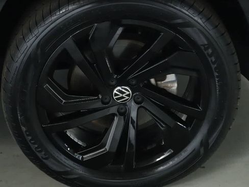 Certified 2023 Volkswagen Atlas SE image 10