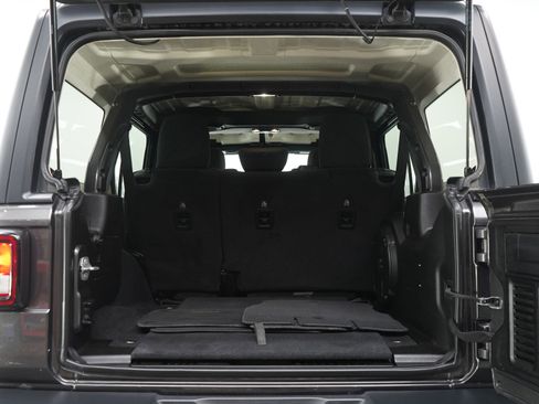 Used 2019 Jeep Wrangler Unlimited Sahara w/ Uconnect 4C Nav & Sound Group AWD/4WD image 18