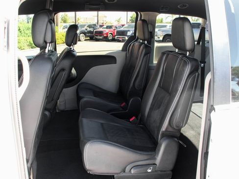 Used 2020 Dodge Grand Caravan SXT image 33