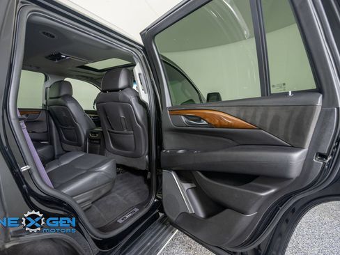 Used 2017 Cadillac Escalade Luxury AWD/4WD image 36