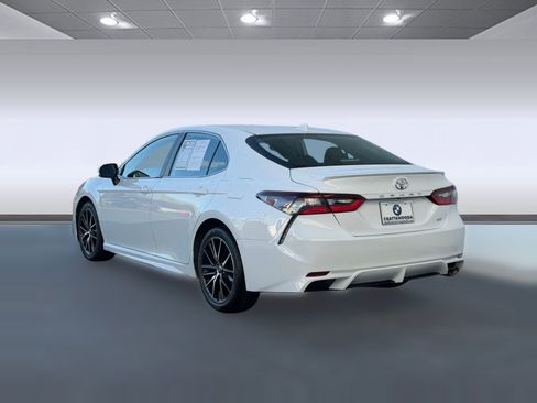Used 2024 Toyota Camry SE image 3