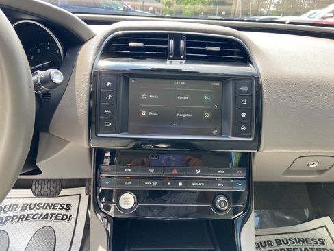 Used 2018 Jaguar XE Premium image 17