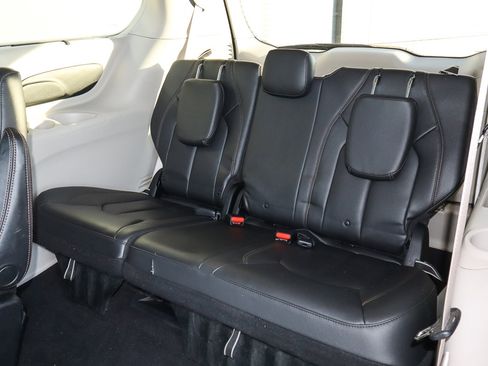 Used 2017 Chrysler Pacifica Touring-L image 9