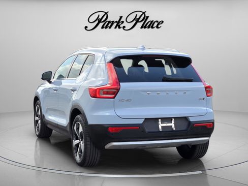Used 2025 Volvo XC40 B5 Plus AWD/4WD image 3