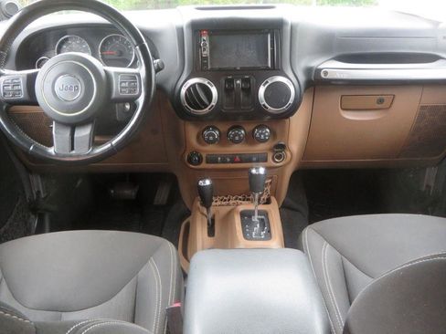 Used 2016 Jeep Wrangler Rubicon w/ Power Convenience Group AWD/4WD image 10