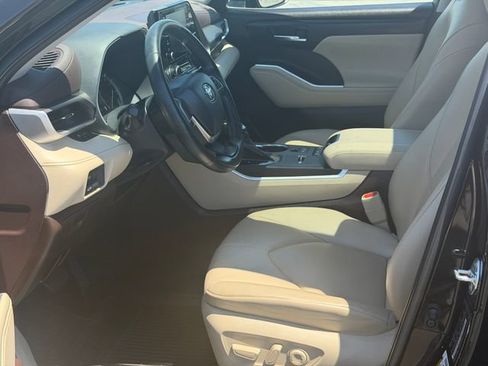 Used 2022 Toyota Highlander XLE FWD image 16