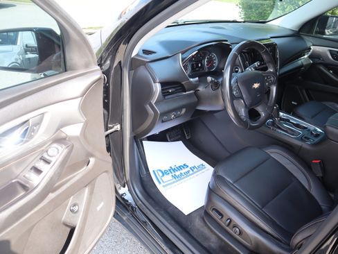 Used 2019 Chevrolet Traverse LT w/ LT Premium Package FWD image 3