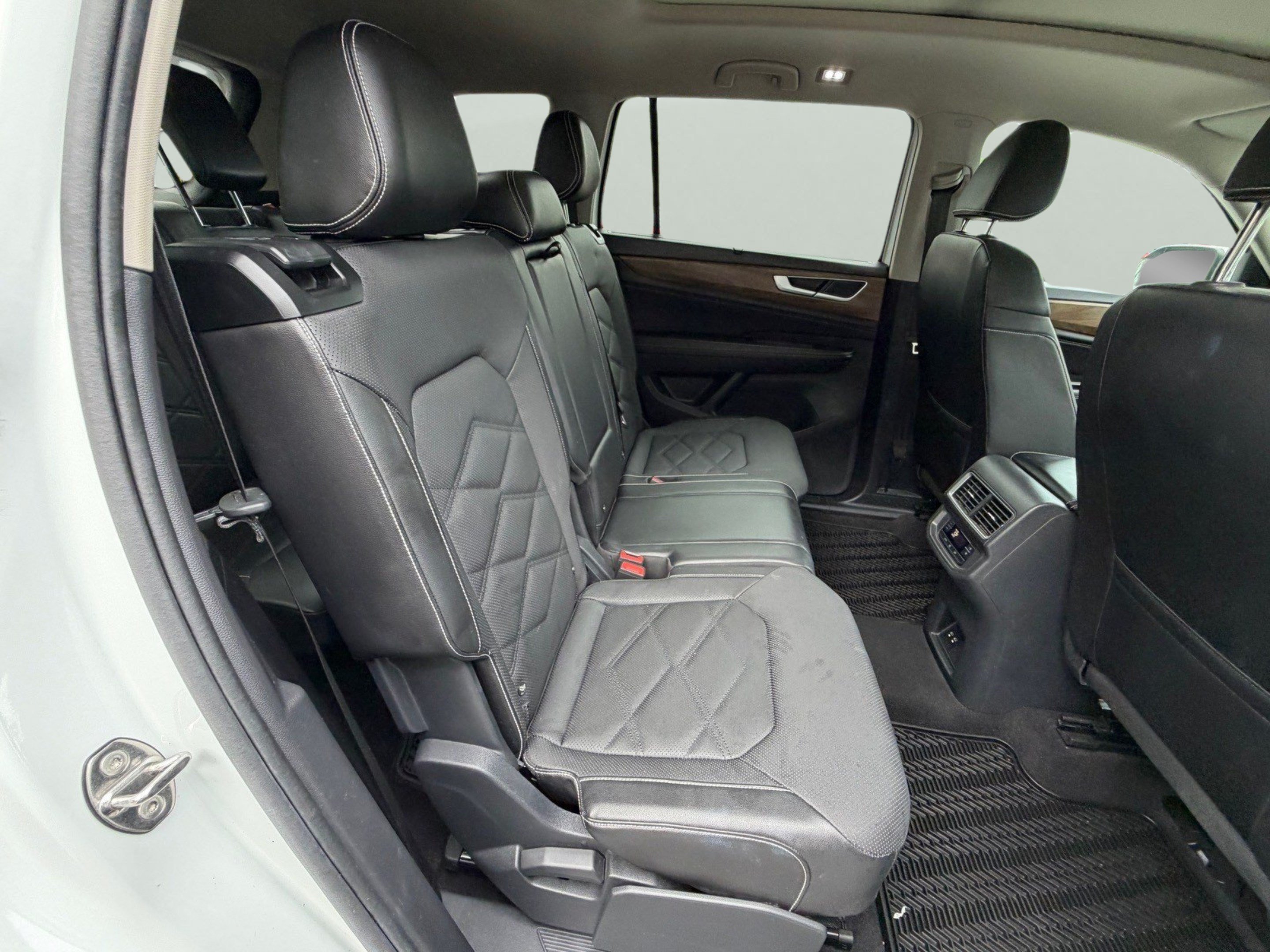 Used 2024 Volkswagen Atlas SE FWD image 16
