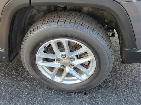 Used 2023 Jeep Grand Cherokee L Laredo image 7