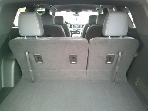 Used 2023 Buick Enclave Essence image 9