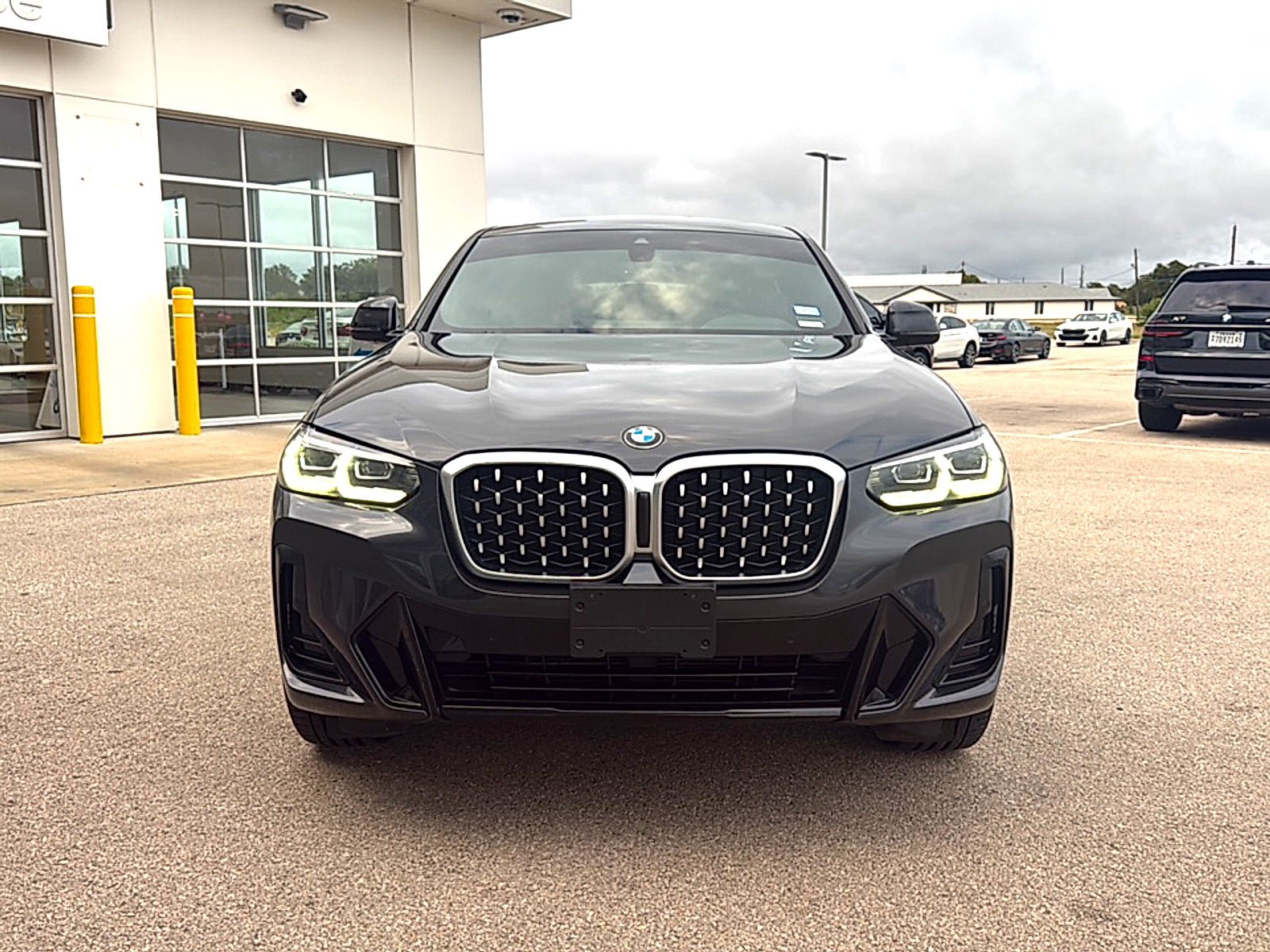 Used 2022 BMW X4 xDrive30i AWD/4WD image 2