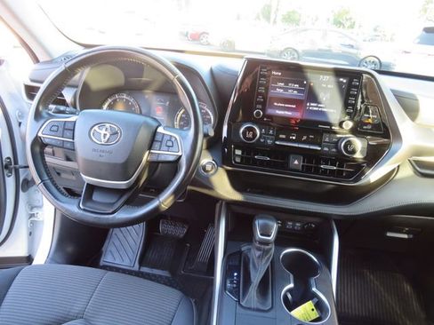 Certified 2022 Toyota Highlander LE image 24