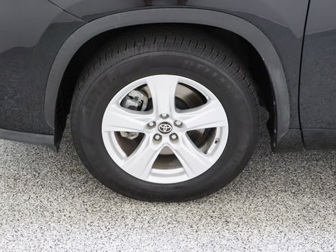 Used 2021 Toyota Highlander LE FWD image 11