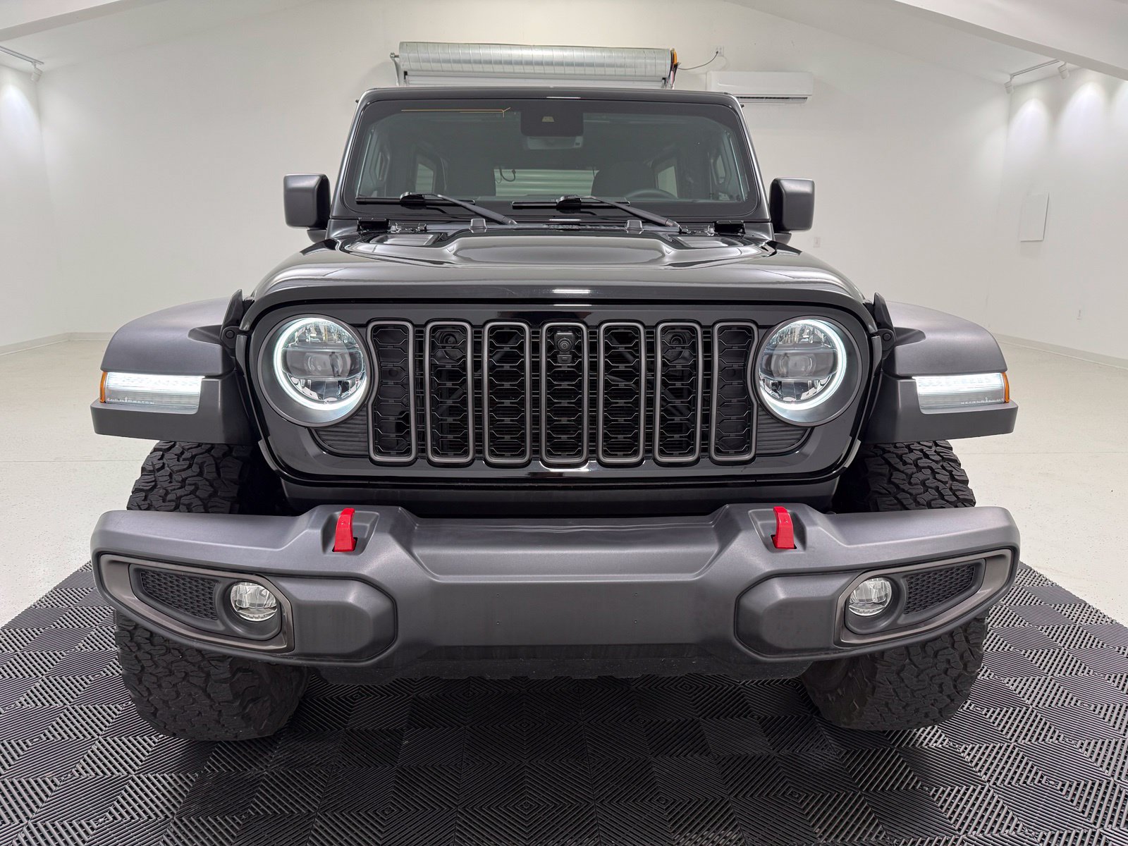 Used 2024 Jeep Wrangler Unlimited Rubicon w/ Technology Group AWD/4WD image 2