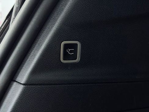 Used 2025 Chrysler Pacifica Limited FWD image 15