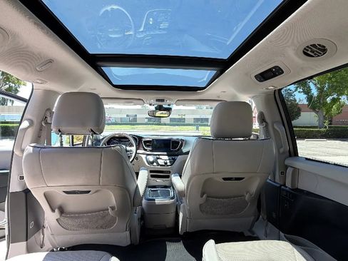 Used 2020 Chrysler Pacifica Limited w/ Advanced Safetytec Group FWD image 26