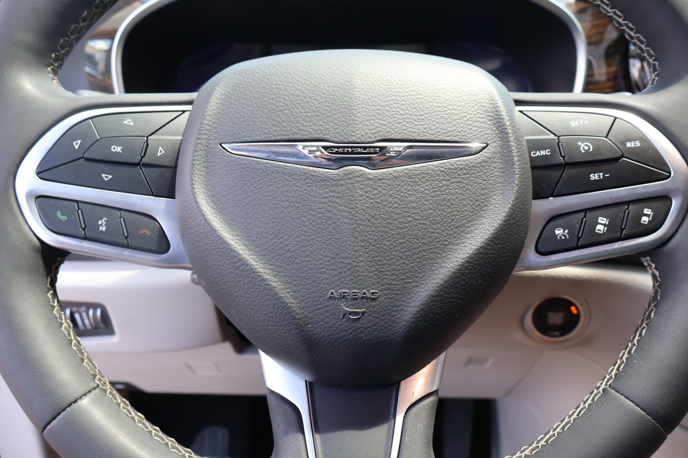 Used 2023 Chrysler Pacifica Limited FWD image 27
