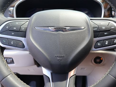 Used 2023 Chrysler Pacifica Limited FWD image 27