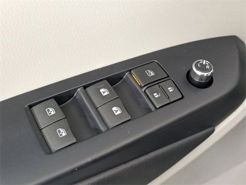 Used 2017 Toyota Highlander Plus image 10