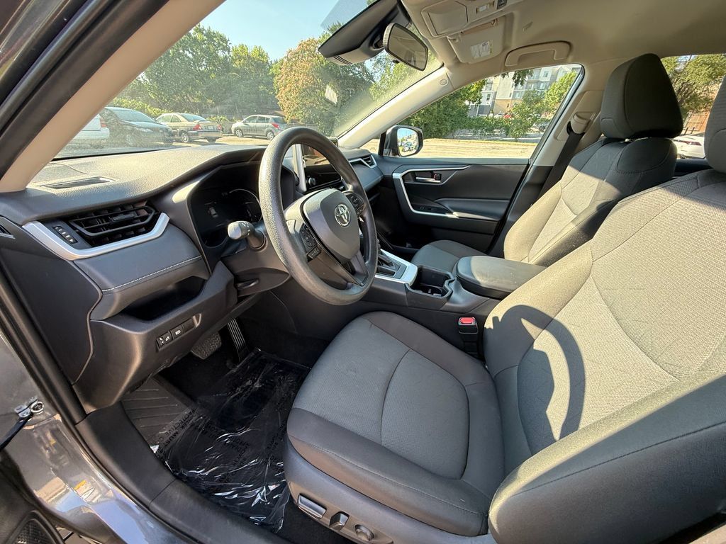 Used 2025 Toyota RAV4 XLE FWD image 14