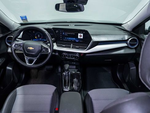 Used 2025 Chevrolet Trax LT w/ LT Convenience Package FWD image 25