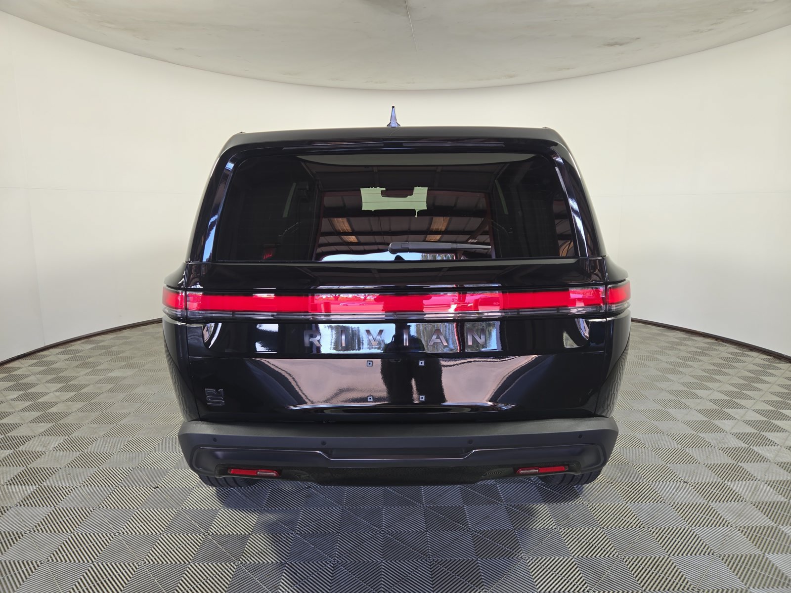 Used 2025 Rivian R1S Adventure Dual AWD/4WD image 4