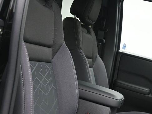 Used 2025 Nissan Frontier SV image 8