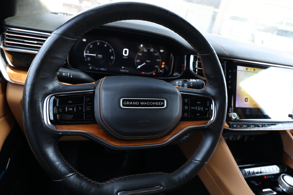 Used 2022 Jeep Grand Wagoneer Series III w/ Rear Seat Video Group 1 AWD/4WD image 10