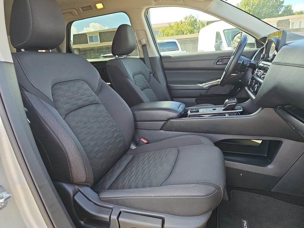 Used 2025 Nissan Pathfinder SV AWD/4WD image 10