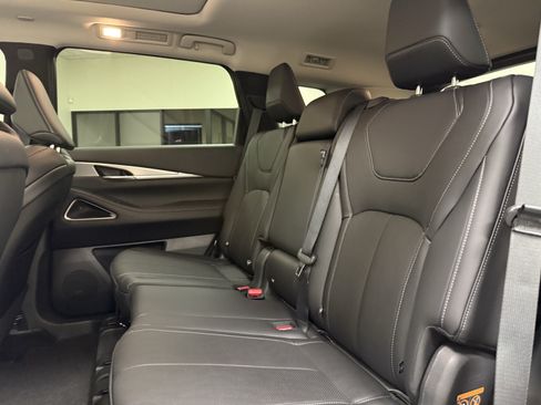 Certified 2027 INFINITI QX60 Luxe w/ Family Package FWD image 14