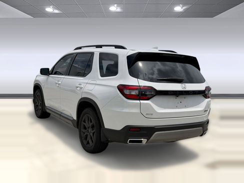Used 2024 Honda Pilot Touring image 3