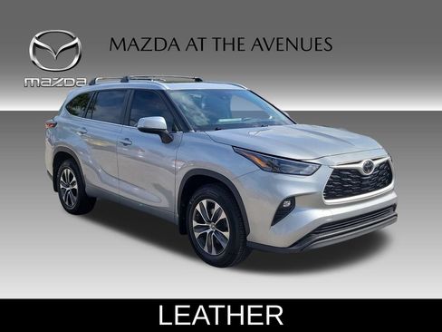 Used 2024 Toyota Highlander XLE AWD/4WD image 3