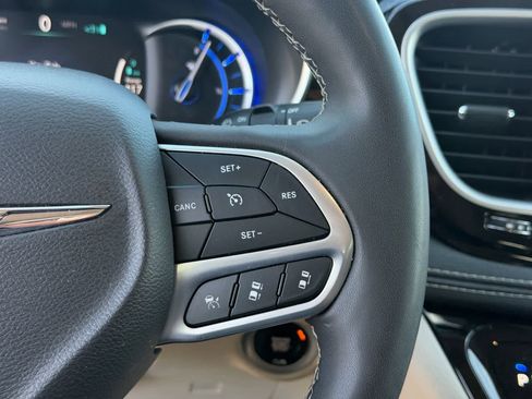 Used 2023 Chrysler Pacifica Limited image 18