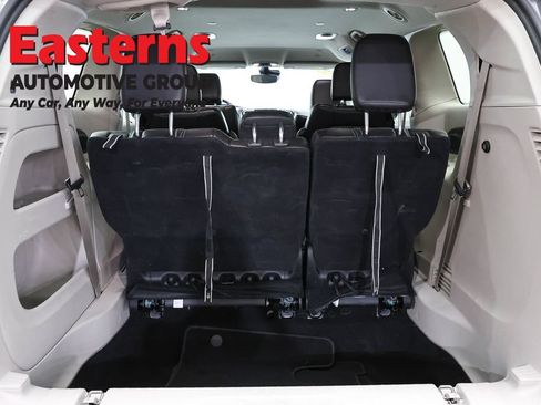 Used 2023 Chrysler Pacifica Touring-L FWD image 9