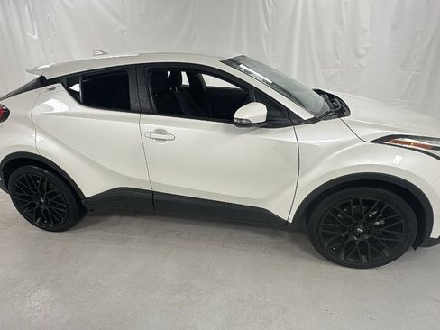 Used 2020 Toyota C-HR XLE image 2