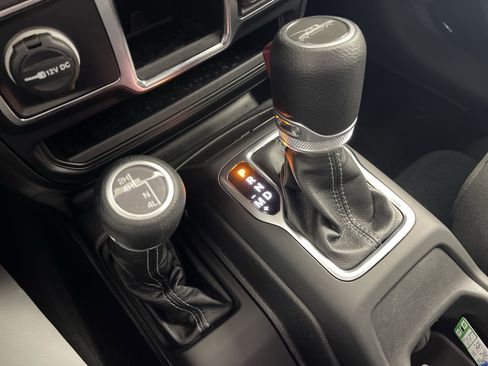 Used 2024 Jeep Gladiator Sport image 24